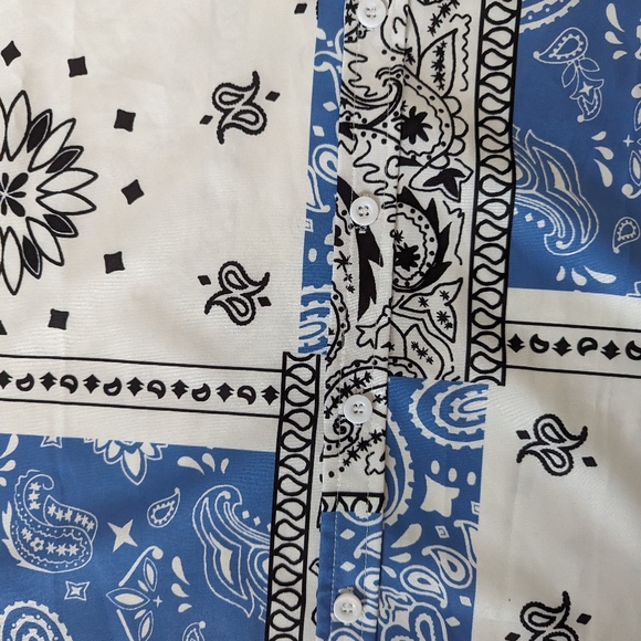 Men's Paisley Pattern Button Up resort shirt - Light Blue & White - size Large - Picture 8 of 9